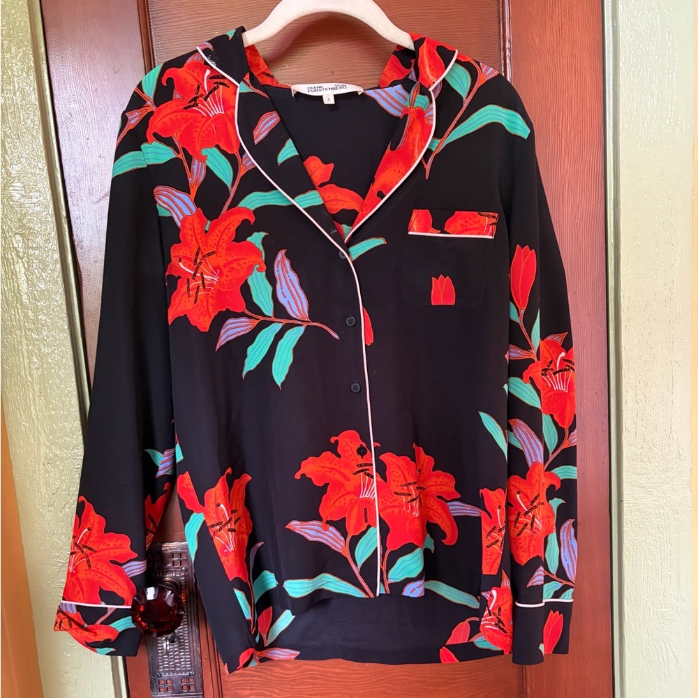 DESIGNER DIANE VON FURSTENBERG SILK FLORAL BLOUSE